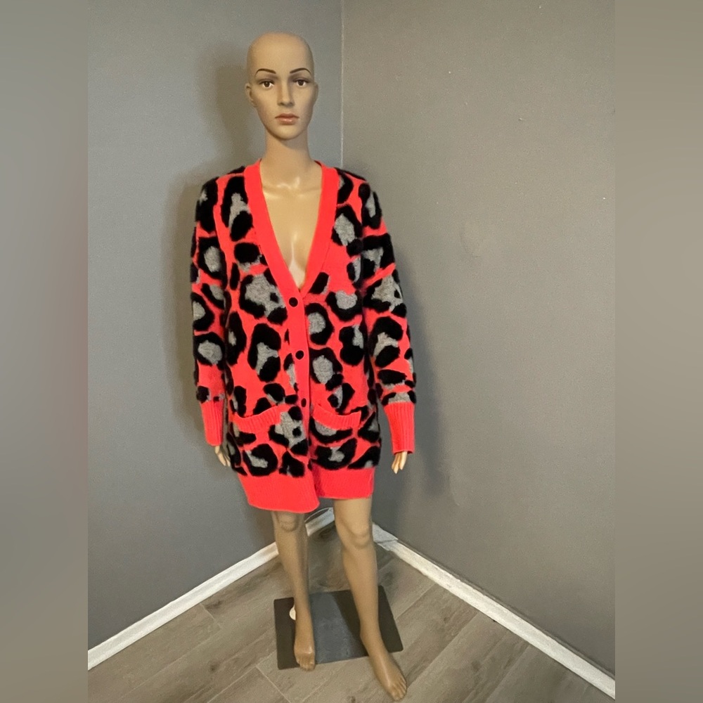 A Statement Piece. Unique, Classy, And Comfy! - image 1